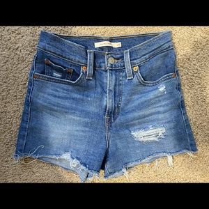 Levi’s shorts size 25